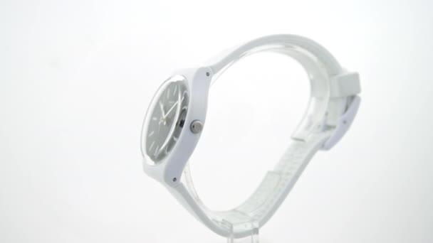 New York, US, 01.11.2020 Swatch trendige Kunststoffuhr rotiert auf Stativ — Stockvideo