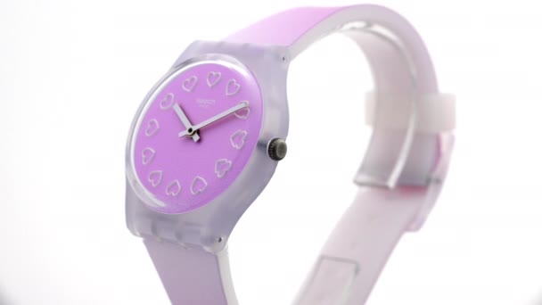 Biel, Suiza, 1.11.2020 Swatch colorido reloj de plástico giratorio en el stand — Vídeo de stock