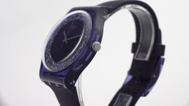 Biel, Zwitserland, 1.11.2020 Swatch trendy kunststof horloge draaiend op standaard — Stockvideo