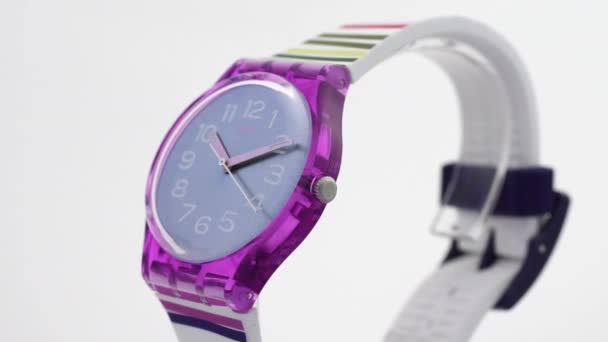 Parijs, Frankrijk, 01.11.2020 Swatch kleurrijk plastic horloge draaiend op standaard — Stockvideo