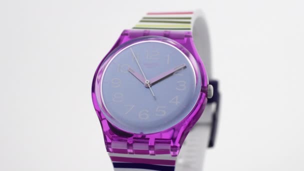 Paříž, Francie, 01.11.2020 Swatch barevné plastové hodinky tikající izolované — Stock video