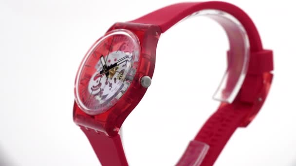 Biel, Zwitserland, 1.11.2020 Swatch trendy kunststof horloge draaiend op standaard — Stockvideo
