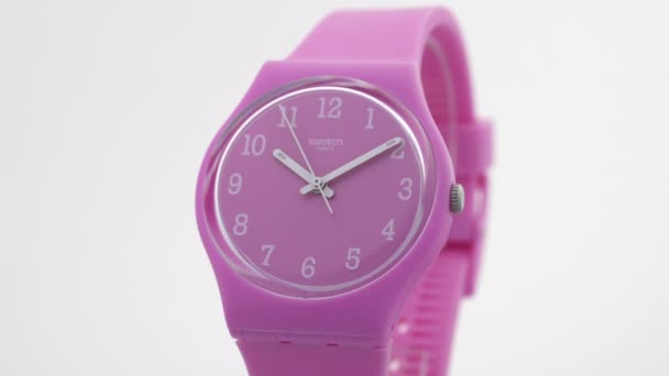 Paříž, Francie, 01.11.2020 Swatch trendy plastové hodinky tikání izolované — Stock video