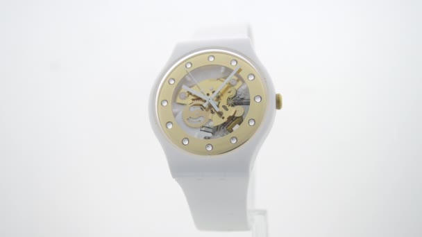 Paryż, Francja, 01.11.2020 Zegarki Swatch z białego tworzywa sztucznego odizolowane — Wideo stockowe