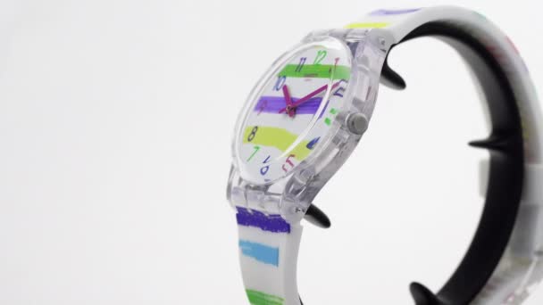 Paris, France, 01.11.2020 Montre Swatch en plastique coloré tournant sur pied — Video