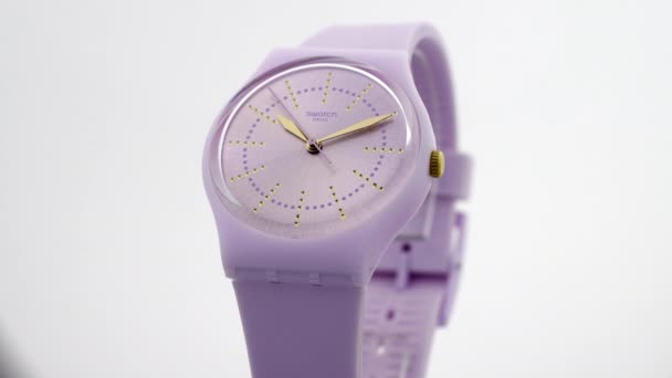 Biel, Suiza, 1.11.2020 Reloj de plástico de moda Swatch ticking aislado — Vídeo de stock