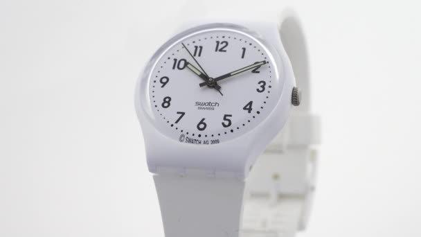 París, Francia, 01.11.2020 Reloj de plástico de moda Swatch aislado — Vídeo de stock