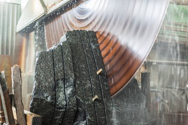 Büyük endüstriyel kesim makinesi gri granit taşı parçalar.