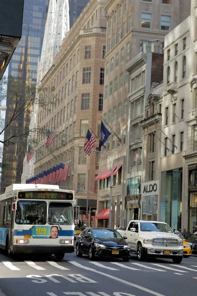 New York City, NY, USA 2.09.2020 - Saks Fifth Avenue und Verkehr auf der 5th Avenue — Stockfoto