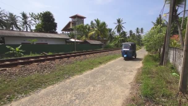 Galle, Srí Lanka, 1.12.2020 - Tuk modrý po silnici podél železničních tratí — Stock video