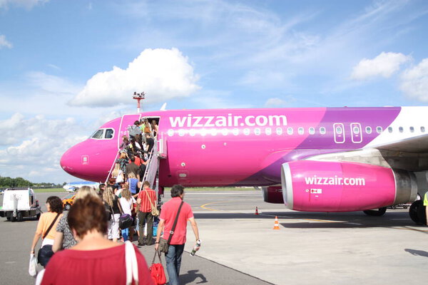 Вильнюс, Лиетува, 1.09.2020 - Пассажиры на борту бюджетной авиакомпании Wizz Air A320