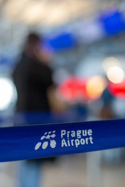 捷克共和国布拉格，2020年9月2日-- --布拉格机场内的蓝带屏障 — 图库照片