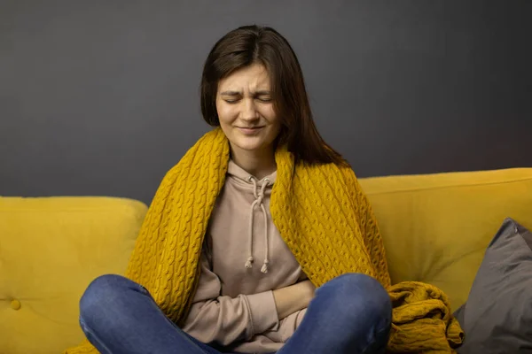 Chica de pelo largo apretando el vientre que sufre de dolor de estómago o dolor abdominal — Foto de Stock