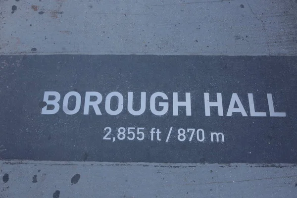 Ciudad de Nueva York, EE.UU. 2.09.2020 - señal de distancia a Borough Hall sobre hormigón sucio — Foto de Stock