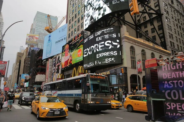 New York City, New York, ABD 2.09.2020 - Sarı taksi, otobüs ve Times Meydanı 'ndaki insanlar — Stok fotoğraf