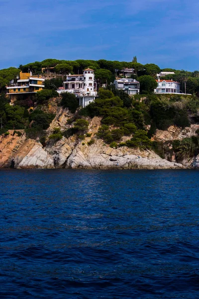 Lloret de Mar, Espanha, 1 de maio de 2020 - Moradias privadas na costa rochosa da Costa Brava — Fotografia de Stock