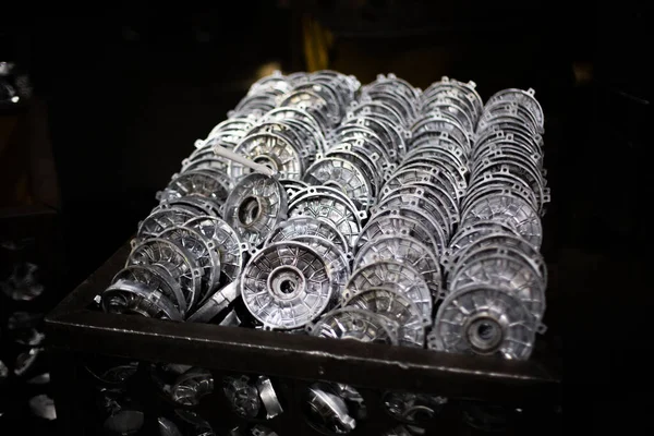 Eski fabrikadaki kirli konteynırlarda elektrik motorlarının alüminyum iş parçaları — Stok fotoğraf