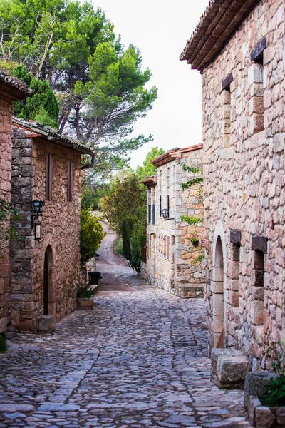 Сиурана, Таррагона, Испания, 1 мая 2020 - picturesque medieval Narrow street — стоковое фото