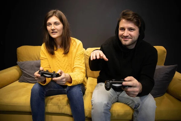 Soirée divertissement familial. souriant désinvolte habillé couple jouer jeu vidéo — Photo