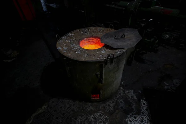 古い鋳造所での廃棄物からのアルミニウムの生産 — ストック写真