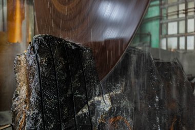 Büyük endüstriyel kesim makinesi gri granit taşı parçalar.