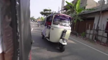 Galle, Sri Lanka, 1.12.2020 - Tuk tuk 'tan sokak manzaralı. Yoldaki egzotik taksiler