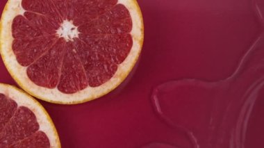 Su, narenciye dilimlerinin etrafında ağır ağır akıyor. Doğal Organik Kozmetik