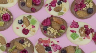 Güzel, baştan çıkarıcı el yapımı çikolatalı tatlılar, dekore edilmiş badem, kurutulmuş böğürtlen.