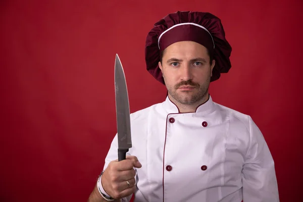 Retrato de guapo chef masculino en uniforme cuchillo de mano, concepto de escuela culinaria —  Fotos de Stock