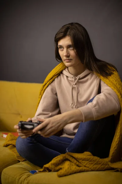 Fou obsédé par les jeux dame joue jeu vidéo tenant manette de jeu console dans les mains — Photo