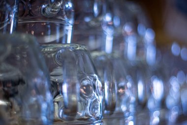 Bardaki cam bira bardaklarının arka planı bulanık. Bira arkaplanı, demleme gelenekleri.