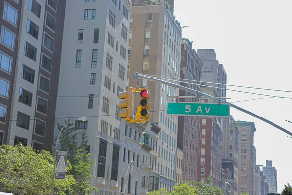 New York City, New York, ABD 2.09.2020 - Beşinci Cadde ve Kırmızı Trafik Işığı — Stok fotoğraf