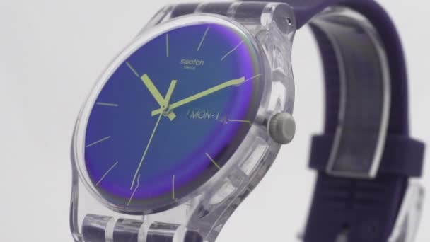 New York, USA, 01.11.2020 Swatch módní plastové hodinky rotující na stojanu — Stock video