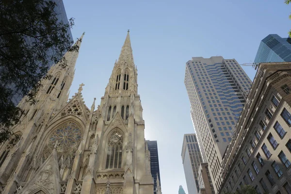 New York City, NY, USA 2.09.2020 - Kathedrale des Heiligen Patricks 5th ave botton up — Stockfoto