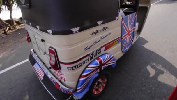 Galle, Srí Lanka, 1.12.2020 - Tuk bílý, zdobený britským Union Jackem — Stock video