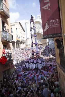 Tarragona, İspanya, 19 Eylül 2019 - Turist kalabalığına İnsan Kaleleri Kulesi