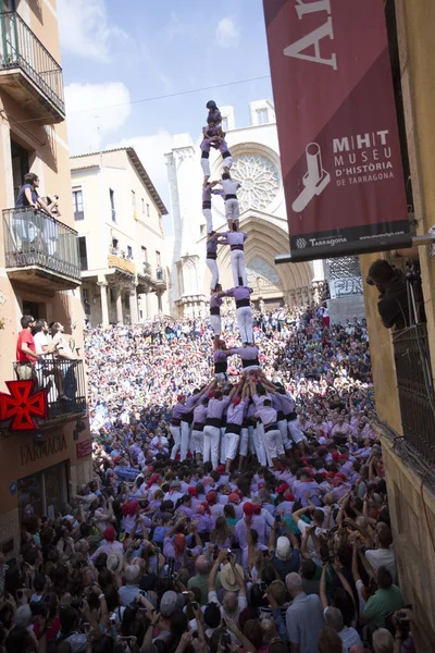 Tarragona, España, 19 de septiembre de 2019 - Torre de Castells Humana sobre multitud de turistas — Foto de Stock