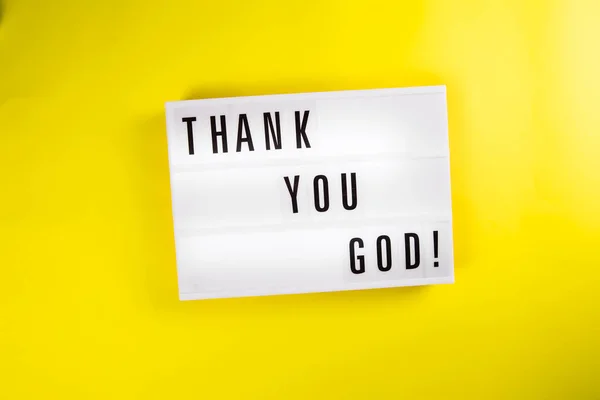 Lightbox com mensagem OBRIGADO DEUS no fundo amarelo, agradecimento satisfeito — Fotografia de Stock