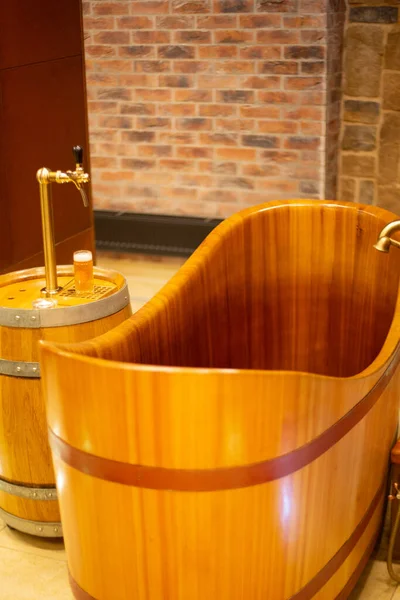 Pilsen, República Checa, 1.09.2019 - Bañera de madera vacía en Beer Spa — Foto de Stock