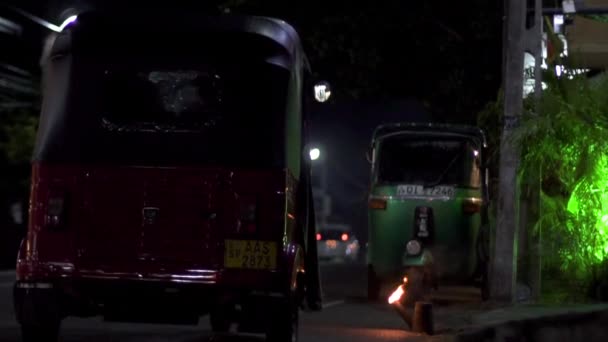 Galle, Srí Lanka, 1.12.2020 - tuk tuk parkování osvětlené exotickou olejovou lampou — Stock video