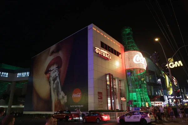 Las Vegas, NV, USA, 2.09.2020 - Coca-Cola Store and shop on Strip giant bottle — Zdjęcie stockowe