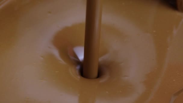 검은 초콜릿을 녹여 용기에 붓고 흡입 깔때기를 만든다. — 비디오