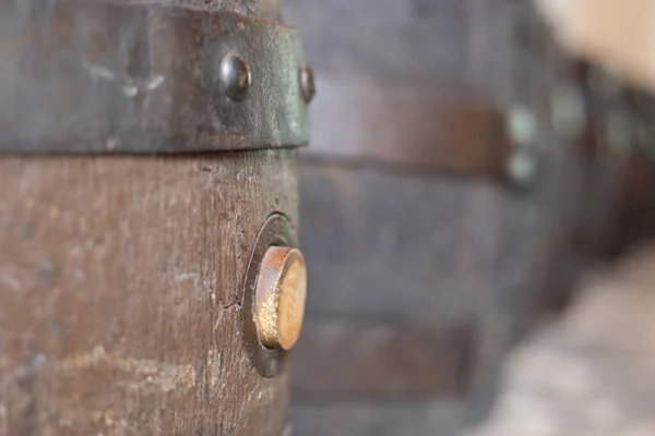 Pilsen, República Checa, 1.09.2019 - viejo barril de madera en la entrada del museo de la cerveza — Foto de Stock