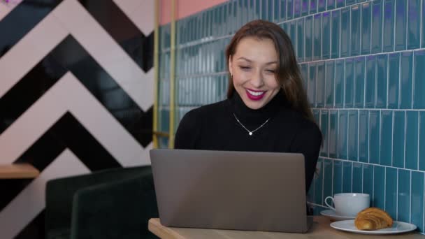 Attraktive langhaarige Mädchen, die im Café chatten Online-Konferenz, Video-Chat — Stockvideo