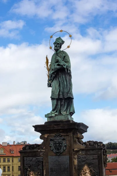 Praga, República Checa, 2.09.2020 - Estatua de San Juan Nepomuk en el Puente de Carlos — Foto de Stock