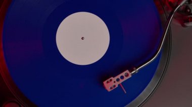 mavi vinil plak döner döner döner döner döner LP çalar hareket üst görünümü.