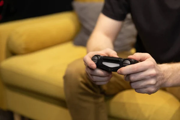 Poilu mâle gamer mains tenant console de jeu vidéo gamepad gros plan — Photo