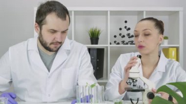 İki bilim adamı mikrobiyokimya odaklı cilt ürünlerini test ediyor.