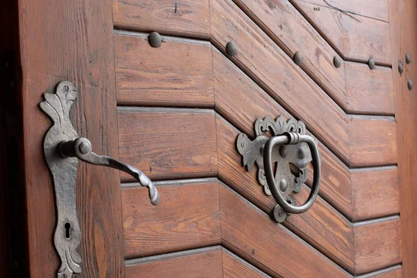 Pilsen, Czech Republic, 1.09.2019 - knoking door handle and lock on ancient door — Stock Photo, Image