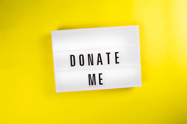 Lightbox с сообщением DONATE ME изолированы на желтом фоне, краудфандинг